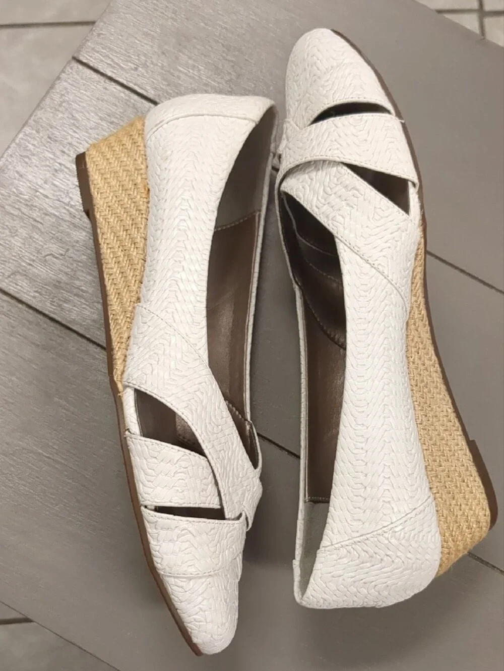 Array Women's White Textured Shoes with Crisscross Accent